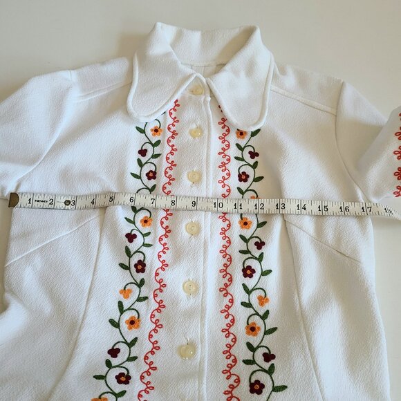Vintage 1960s white Midi dress with embroidery and front pockets. - Picture 5 of 7